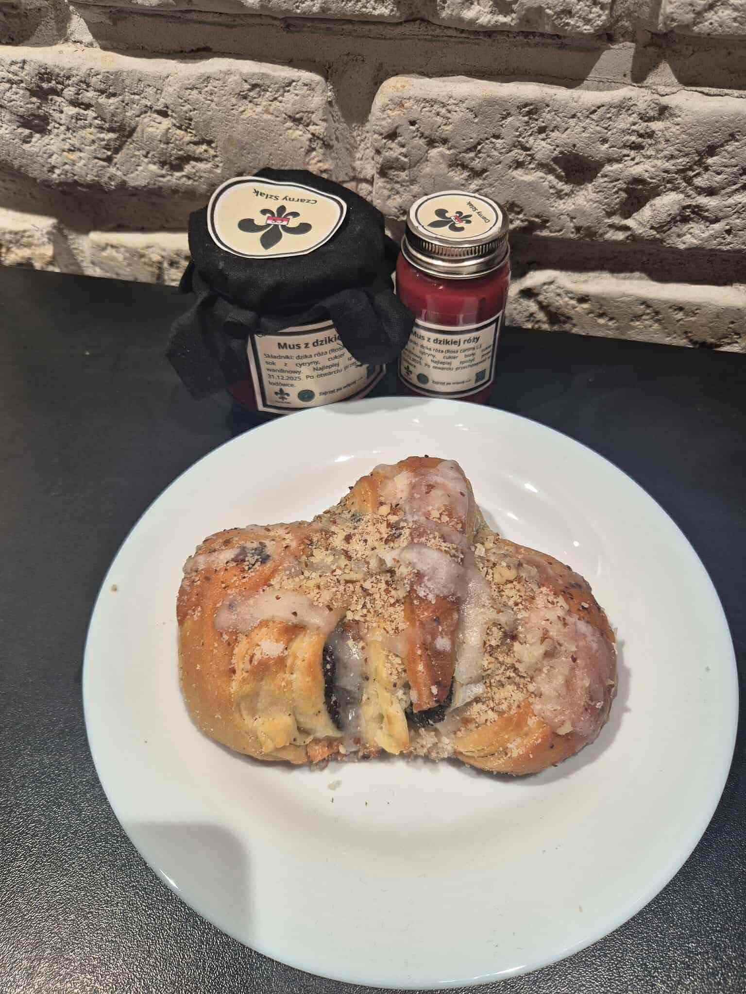 Stoisko z wypiekami i cenówkami